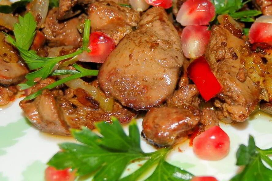 печень говяжья в сметане. куриная печень с луком. печень куриная жареная. блюда с куриной печенью. печень блюдо.