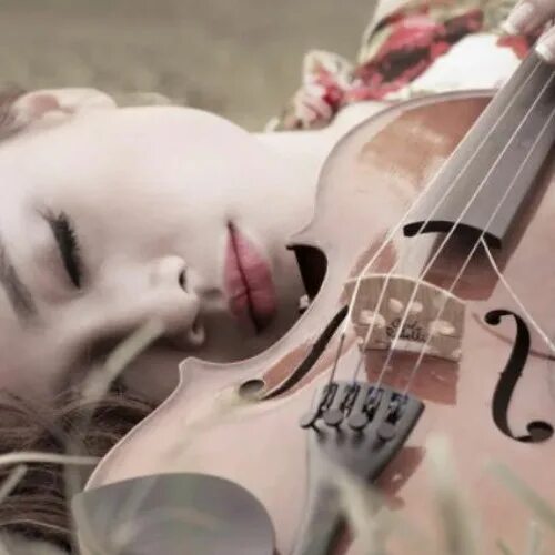 Красивая девушка со скрипкой. Музыкальная девушка. Девушка с музыкальным инструментом. Фотосессия со скрипкой.