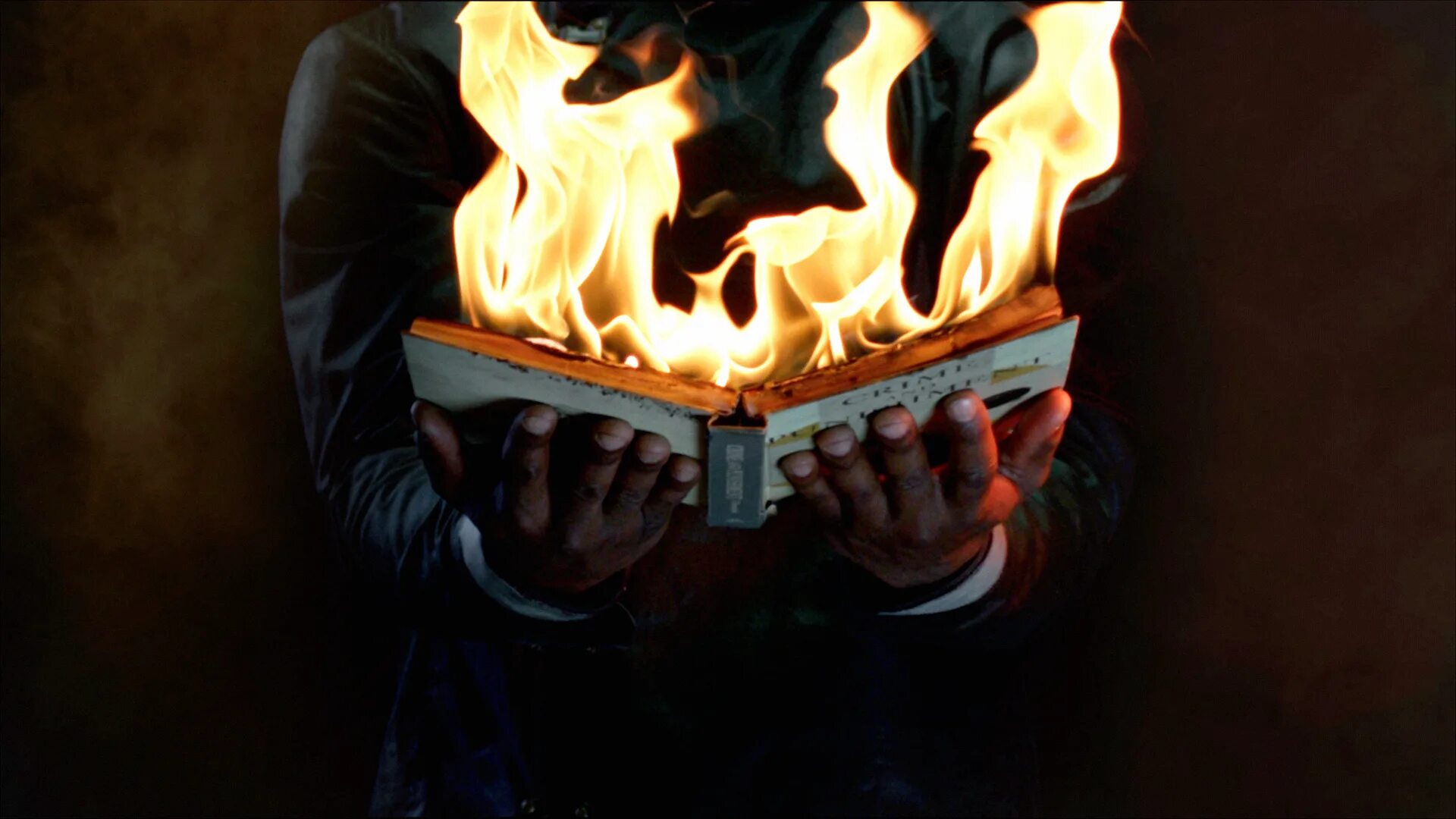 Почему 451 градус. 451 градус по фаренгейту 2018. fahrenheit 451. горящая книга в руках.