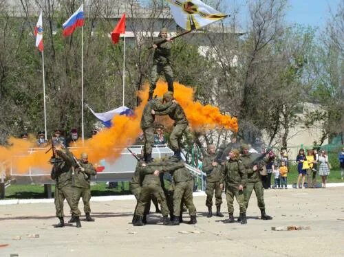 9 мая выступит. Показательные выступления военных. Пирамида ВДВ показательные выступления. Солдат России показательные. Пирамида из солдат.