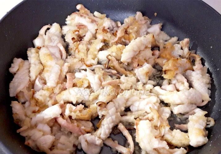 Приготовление кальмаров на сковороде с луком. Кальмар на сковороде. Жареные кальмары на сковороде. Кальмар жареный с луком. Кальмары на сковороде с луком.