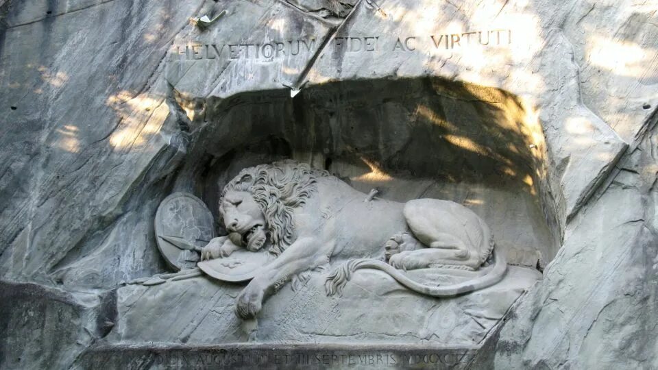 Лев люцерна. Памятник «умирающий лев» в люцерне, швейцария.. памятник швейцарским гвардейцам в люцерне. торвальдсен раненый лев. бертель торвальдсен лев.