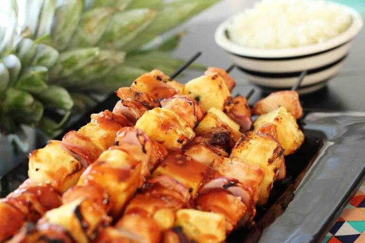 Шашлычки из куриного филе с беконом. Шашлычки с ананасом. куриные шашлычки с ананасом. шашлычки с ананасами на шпажках. курица с ананасами на шпажках.