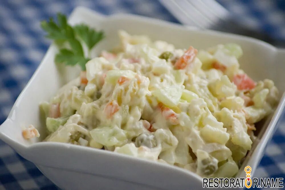 индигриенты для оливье. оливье с курицей ингредиенты. оливье с колбасой. ингредиенты оливье классический со свежим огурцом. оливье с курицей и свежим огурцом.