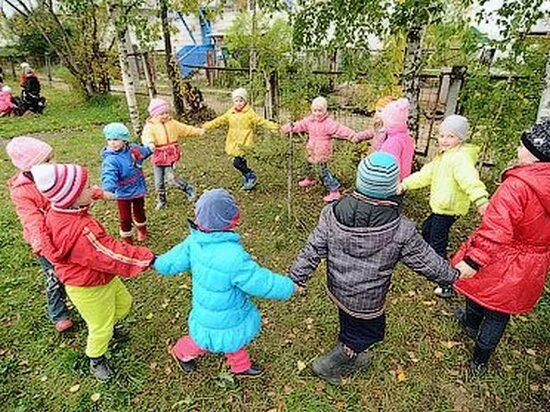 Подвижные игры хороводы. Детский хоровод в детском саду. Хороводные игры в детском саду. Дети в хороводе в детском саду. Детский садик хоровод.