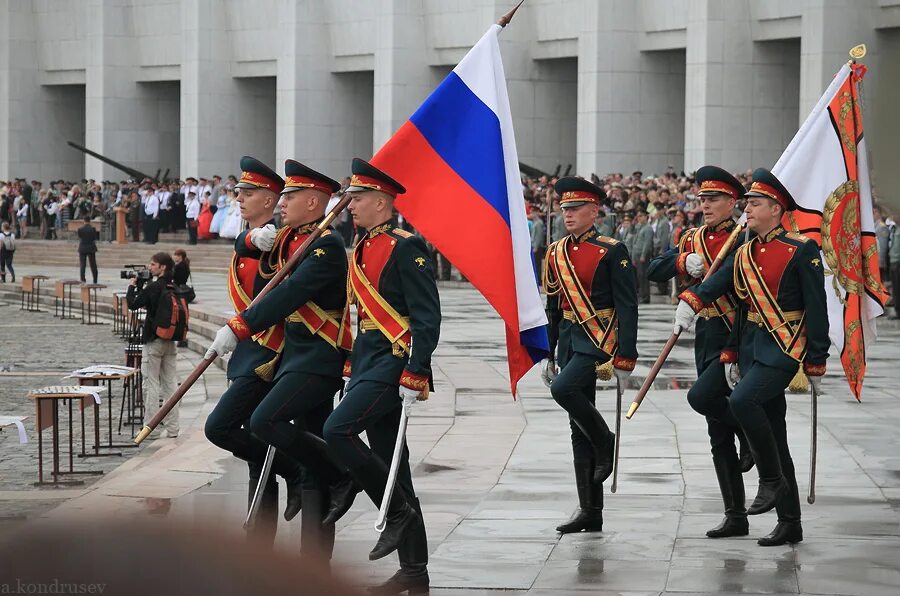 Знаменная группа ВУМО. Вынос Знамени. Знамённая группа вынос Знамени. Вынос Знамени в школе. Флаг вынести