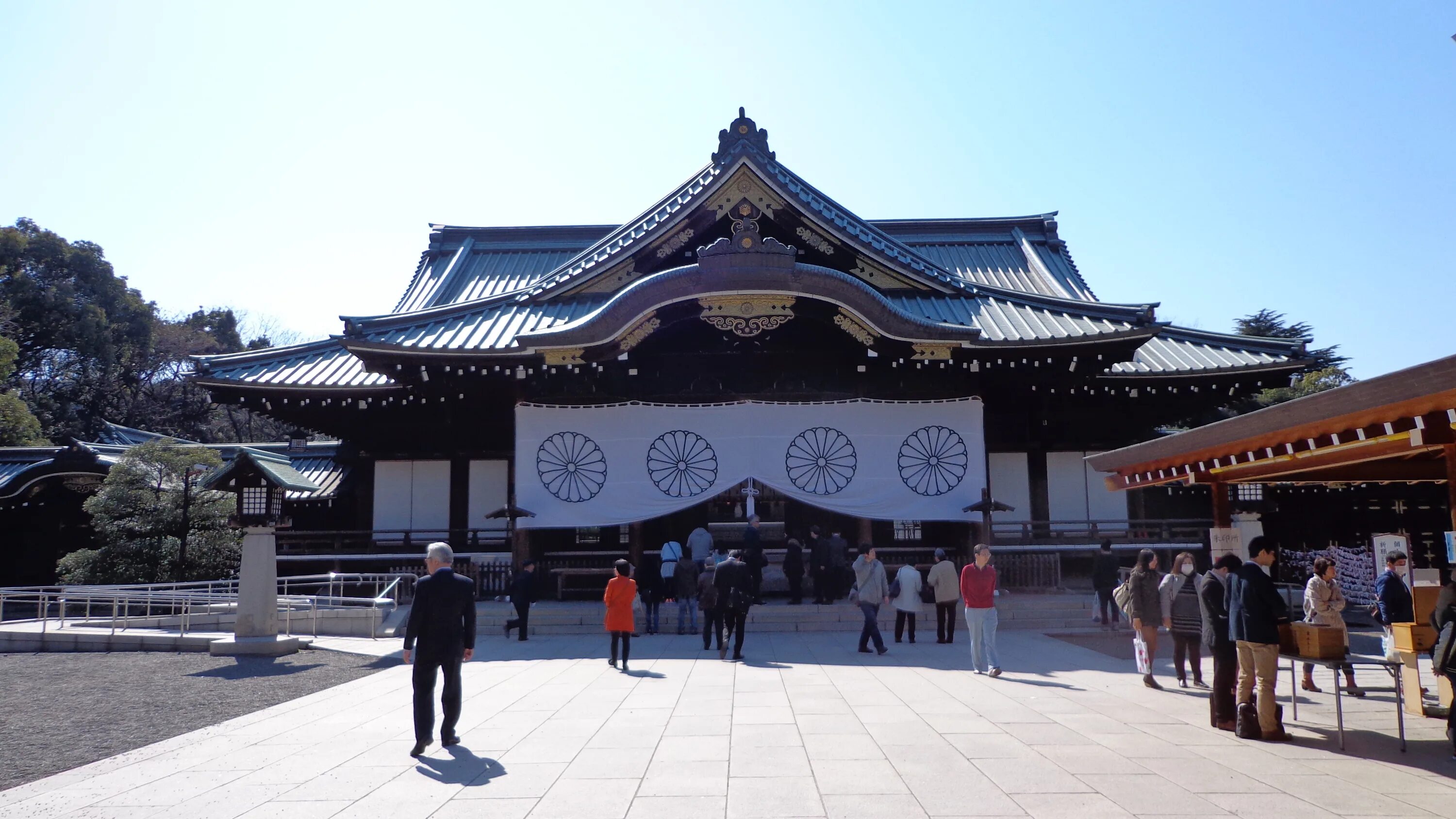 Shrine перевод. Ясукуни в Токио. Мэйдзи и Ясукуни в Токио. Ясукуни японский храм. Храм Ясукуни внутри.