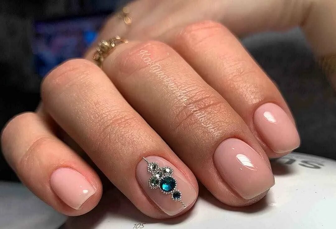 Маникюр со стразами на короткие. Ногти со стразами. Ногти короткие. Маникюр со стразами. Маникюр со стразами на короткие ногти.
