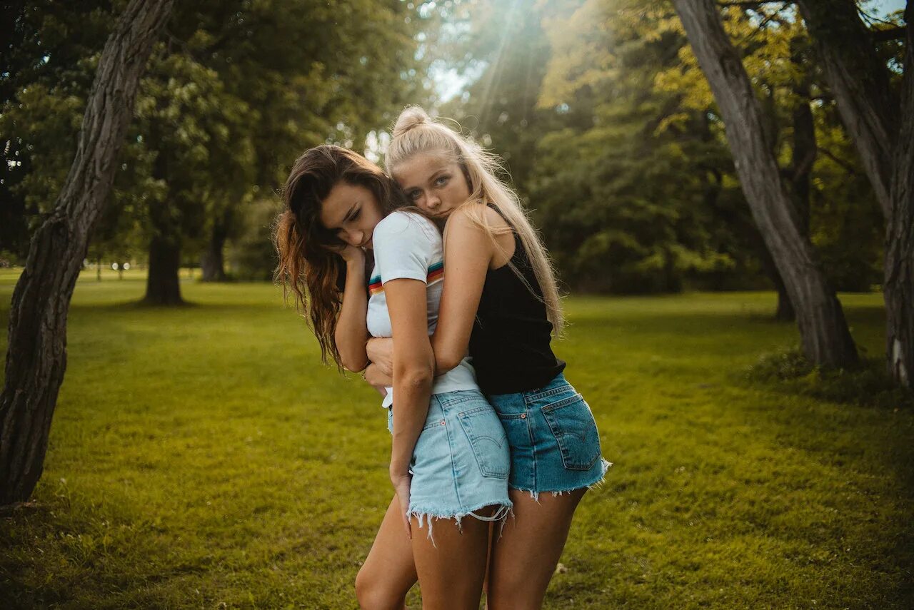 объятия подруг. миранда керр. счастливая женщина. подруги. подруги плачут.