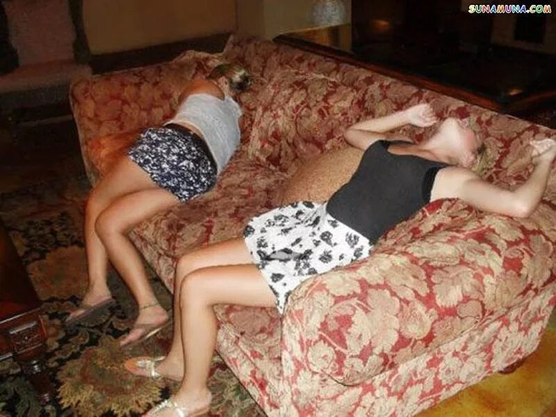 Спящие пьяные зрелые женщины. Пьяные спящие девушки в квартире.