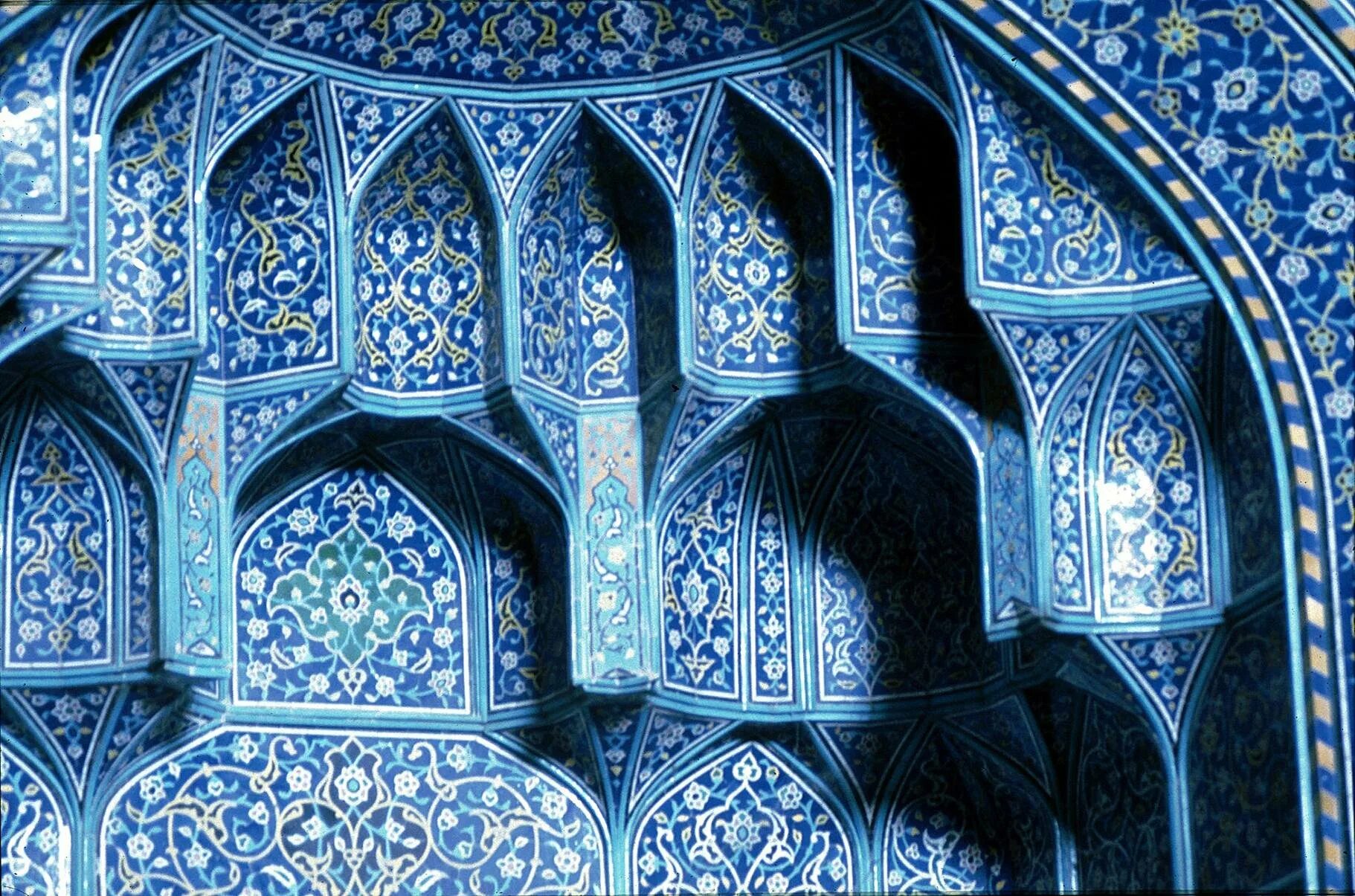 Арабески мавританский стиль. Арабески искусство Ислама. Арабеска Исламская архитектура. Арабская вязь в архитектуре.