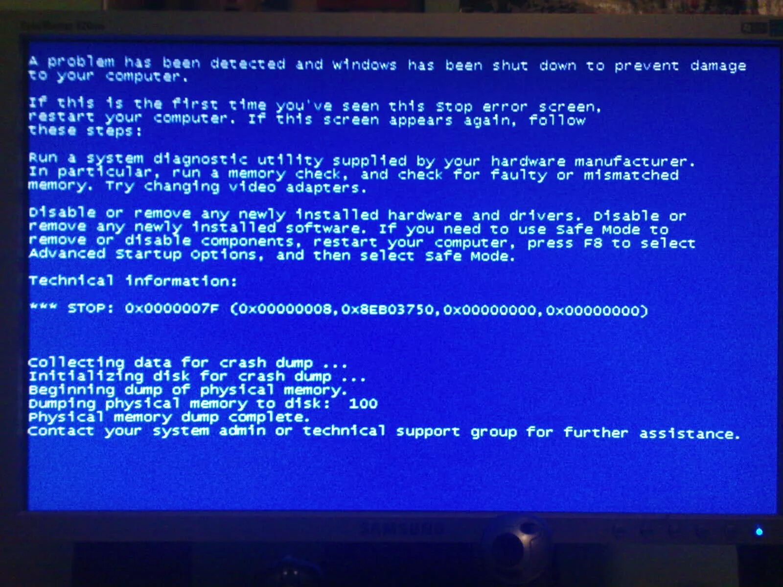 Синий экран. Синий экран смерти. Синий экран на компьютере. Экран смерти на компьютере.