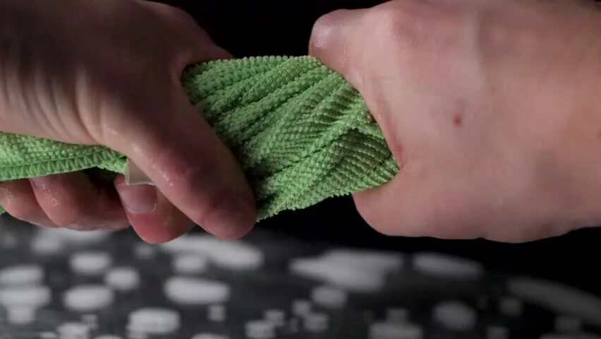 Выжимание тряпки. Ведро с тряпкой. Рука с тряпкой. Выжимание тряпки. Выжимаем воду.