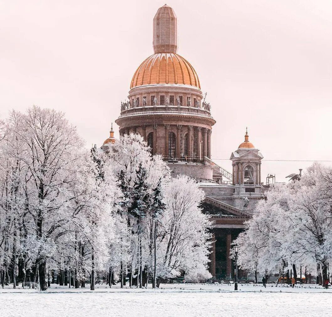 Зимний Исаакиевский собор в Санкт-Петербурге. Зимний Исаакиевский собор. Исакиевский собор зимой. Новогодний Питер Исакиевский собор