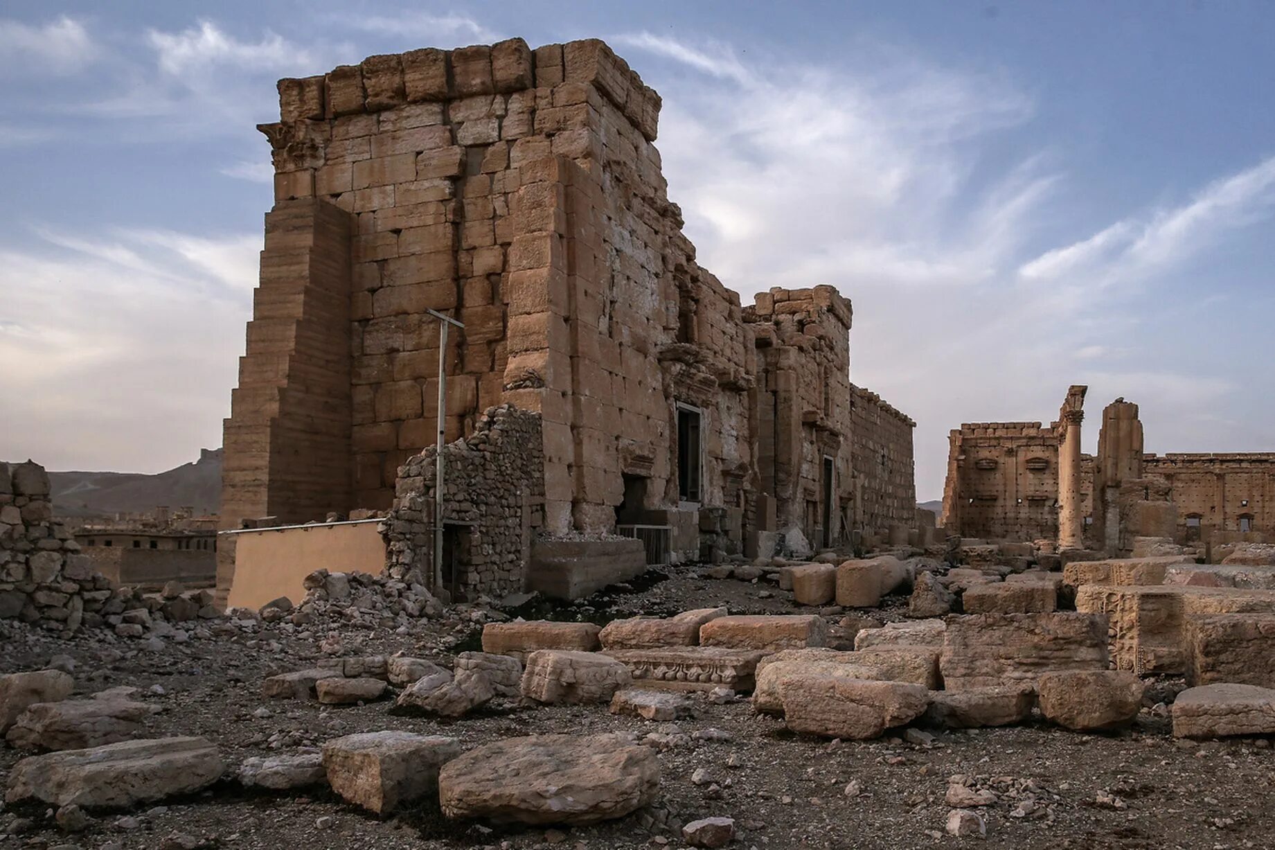 Храм Баалшамина Пальмира. Сирия древние развалины Пальмира минареты. Цитадель Пальмира Сирия. Сирия Пальмира стена достопримечательность. Разрушили древний город