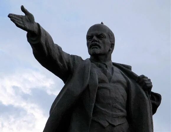 Статуя с поднятой рукой. Памятник воин с поднятой рукой. Статуя свободы в риге. Памятник юрию гагарину. Памятник гагарину оренбург на на гагарина.