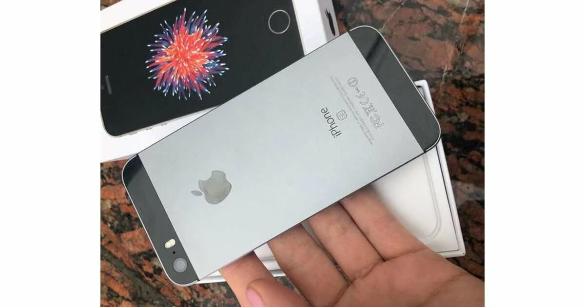 Купить se в рассрочку. Iphone 5se. Iphone se 64gb Space Gray. Iphone se 2016 Space Grey. Iphone 5 и 5 se.