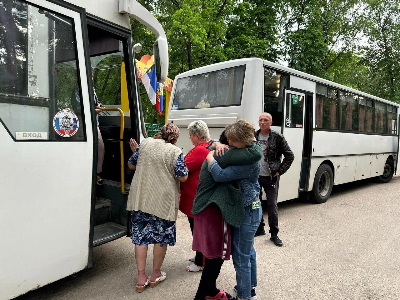 Эвакуация в белгородской области сегодня. Автобус фото. Фотосессия в автобусе. Автобус для детей. Дети садятся в автобус.