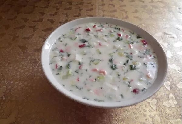 Рецепт окрошки классической с колбасой на сметане. Окрошка по-домашнему на кефире. окрошка с колбасой на кефире ттк. окрошка домашнее фото без кефира. рецепт окрошки на кефире с колбасой.