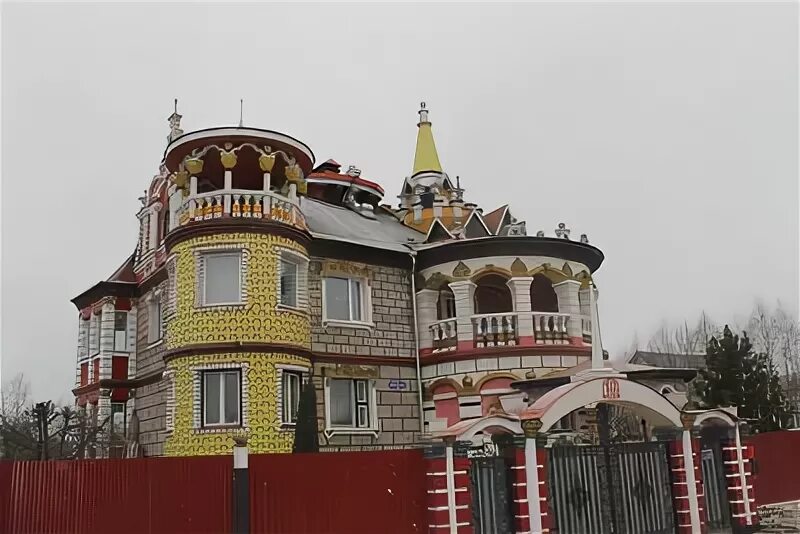 Дом лады дэнс в подушкино. Классический коттедж. Рублёвское шоссе особняки. Дорогие особняки усово рублевка. Дом буйнова в крекшино.