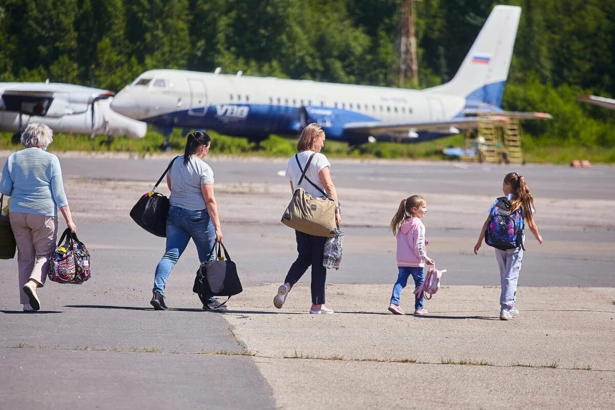 Туристы в России. Туристы в аэропорту. Семейный самолет. Семейное путешествие на самолете.