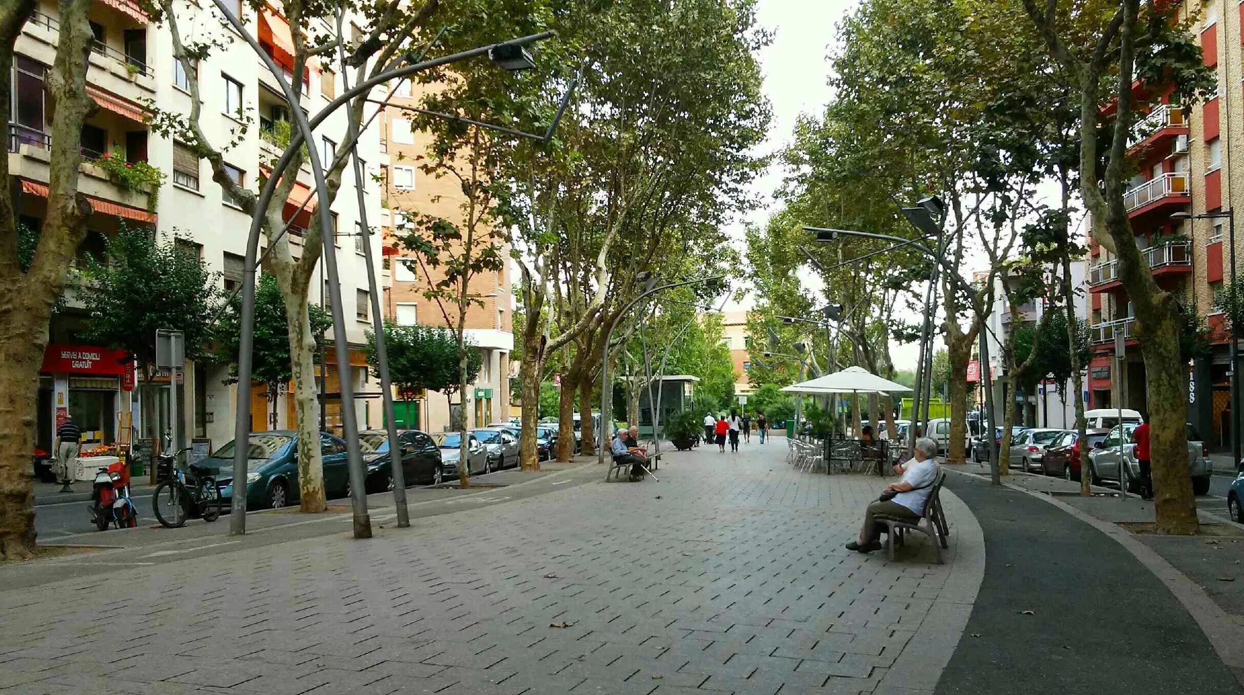 Реус улицы. Ночной Passeig de pau CASALS - рисуют художники. Passeig d'Agusti font Lloret.