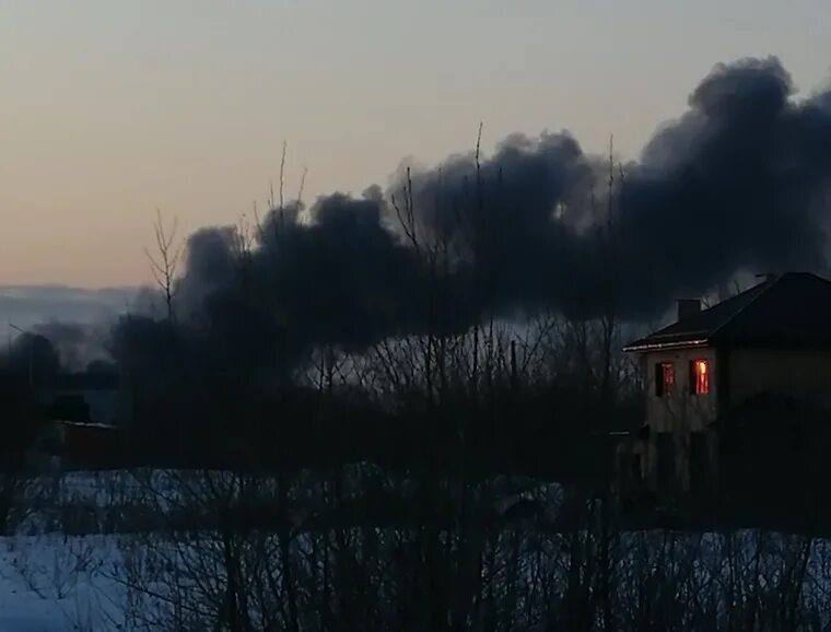 Видит черный дым. Пожар в Копейске. Черный дым пожар. Пожар в Копейске сегодня. Огонь в Копейске.