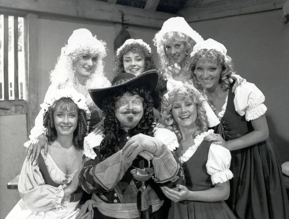 бенни хилл 1988. шоу бенни хилла сериал 1955–1989. шоу хила. шоу бенни хилла 1955. ангелочки бенни хилла.