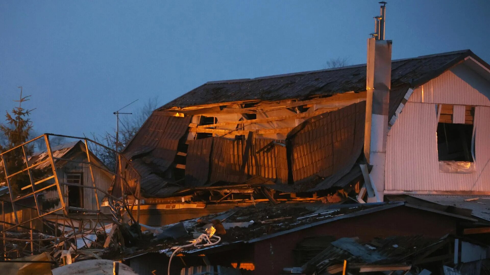 Разрушенный дом. Крушение дома. Жилые дома в России.