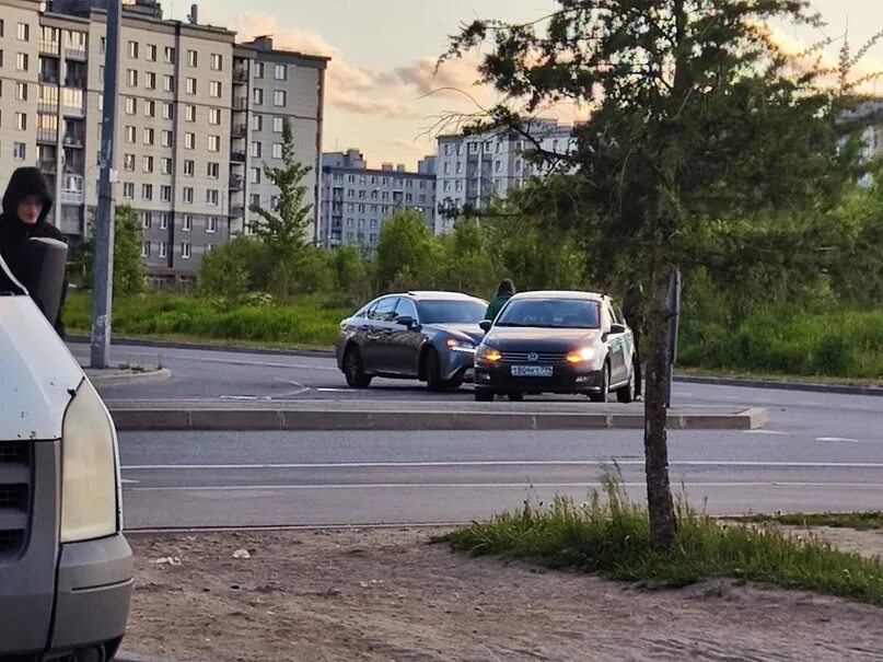 Пушкин в машине прикол. Пушкин в тачке. Машина въехала в магазин. Автоцентр пушкинский саперная 67 шиномонтаж. Пушкин в машине мем.