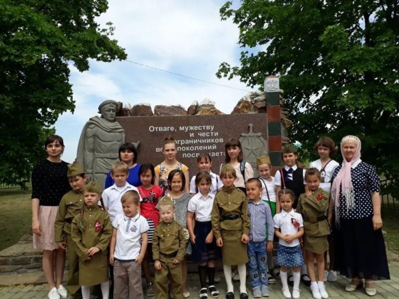 Поселок матвеев курган ростовская область. Поселок Матвеев Курган Ростовской. Матвеев Курган памятник пограничникам. Поселок Матвеев Курган Ростовской области. Население Матвеев Курган.