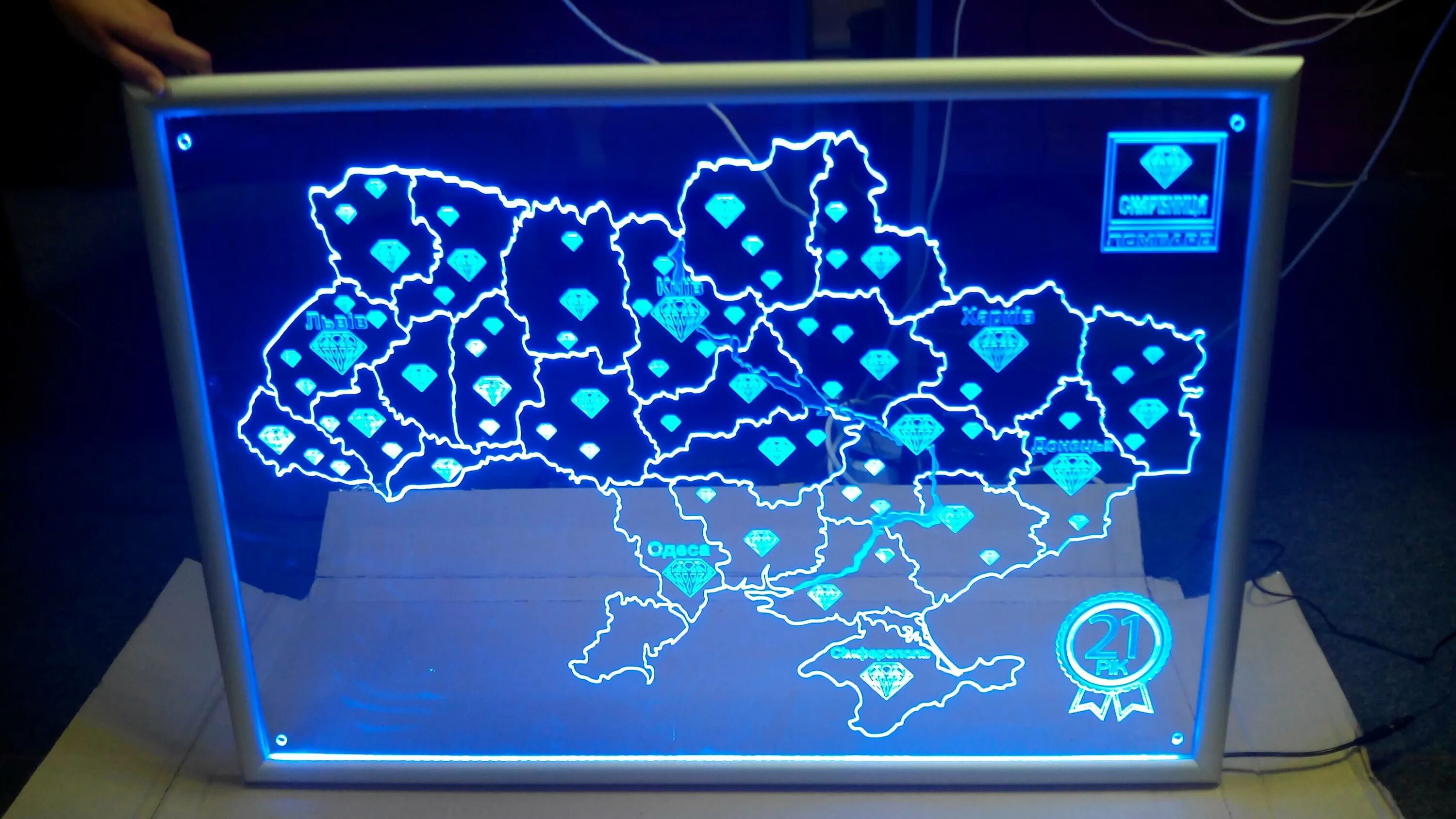 Карта из оргстекла с подсветкой. Оригинальные банковские карты. Световое рекламное панно на стену. Оформить светящуюся карту т банк. Светящаяся карта.