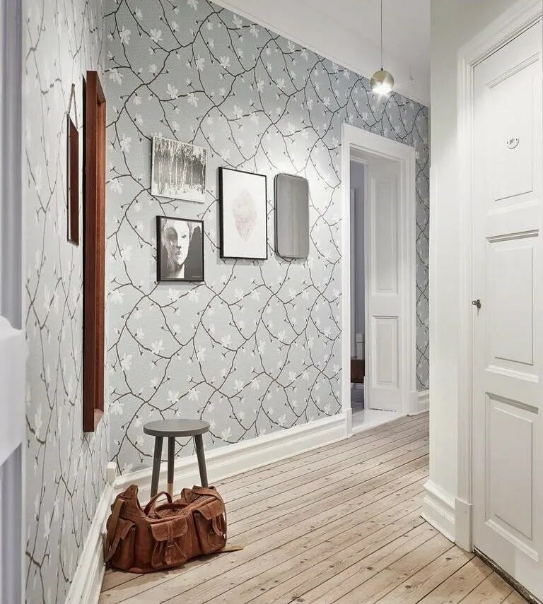Интерьер квартиры с темными дверями. Комбинированные обои в прихожей. Обои в прихожую какого цвета. Прихожая с серебристыми обоями. Красивые обои в прихожую.