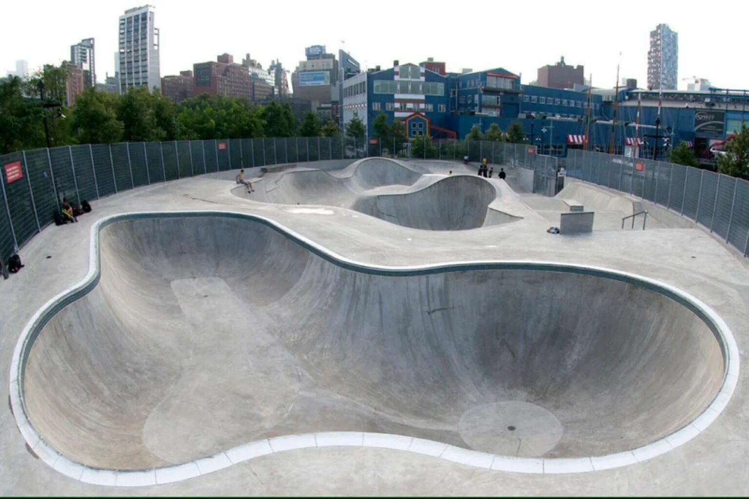 Indoor Skatepark Mini. Скейт парки в Барселоне. Скейт парк New York. Скейт парки в Нью Йорке.