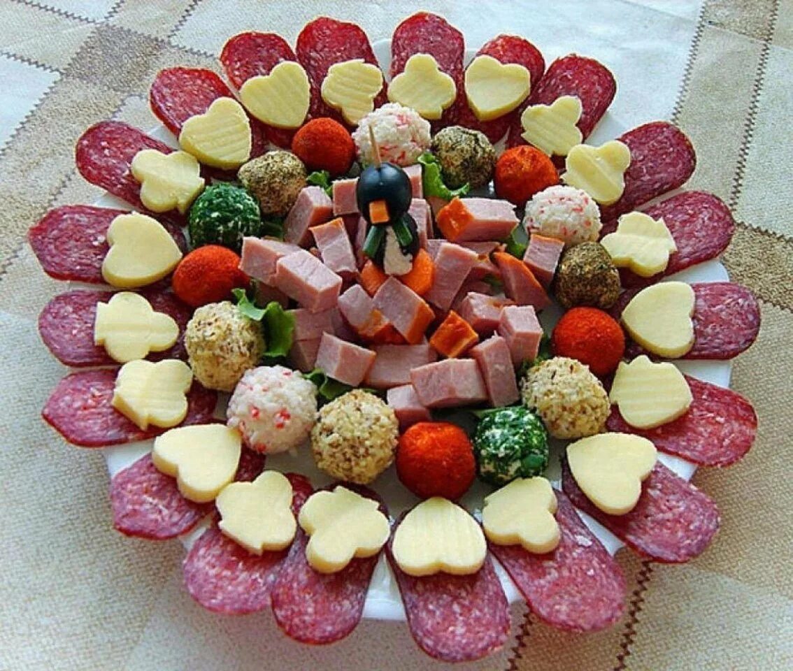 Нарезка обильных. Красивая нарезка. красивые закуски. красивая нарезка на стол. красивое украшение праздничного стола.