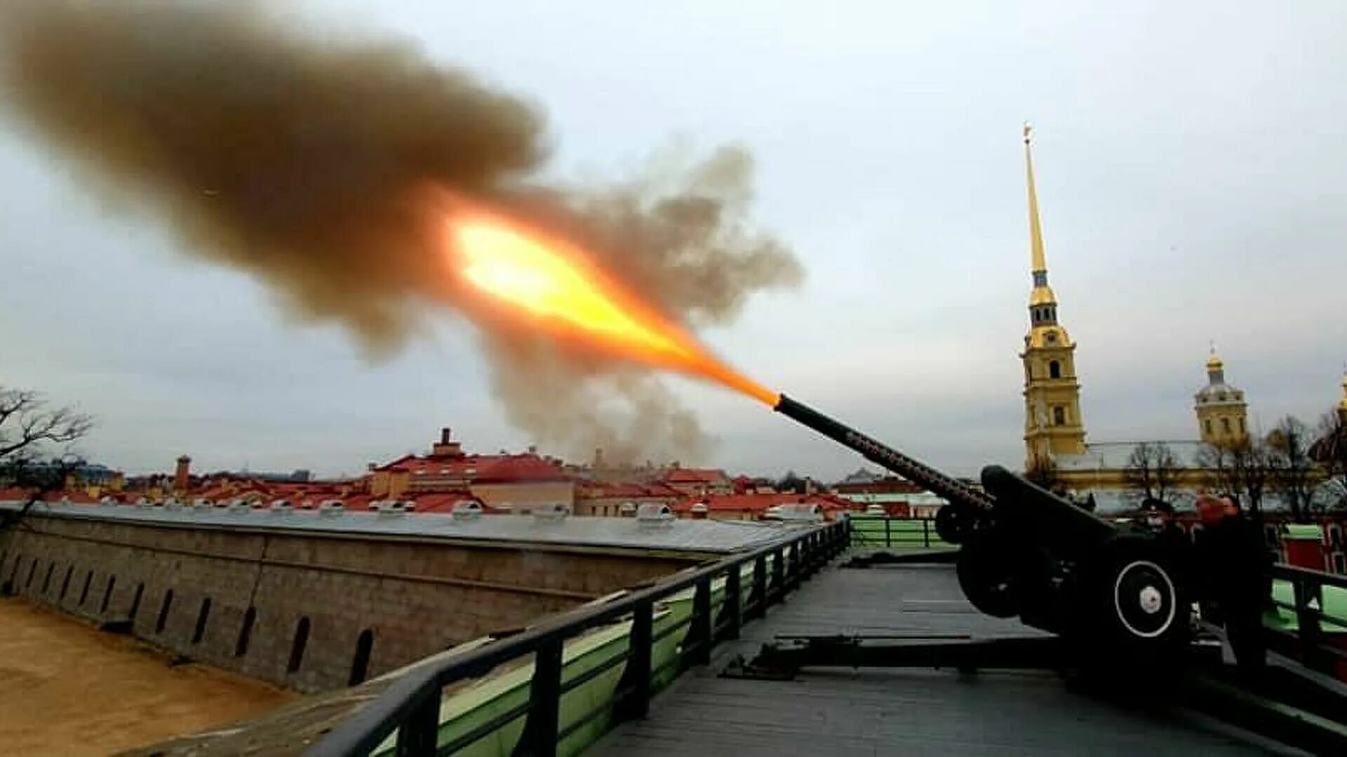 Во сколько стреляют в петропавловской. Пушки с Нарышкина бастиона Петропавловской крепости. Залп пушки в Петропавловской крепости. Петропавловская крепость залп в 12.