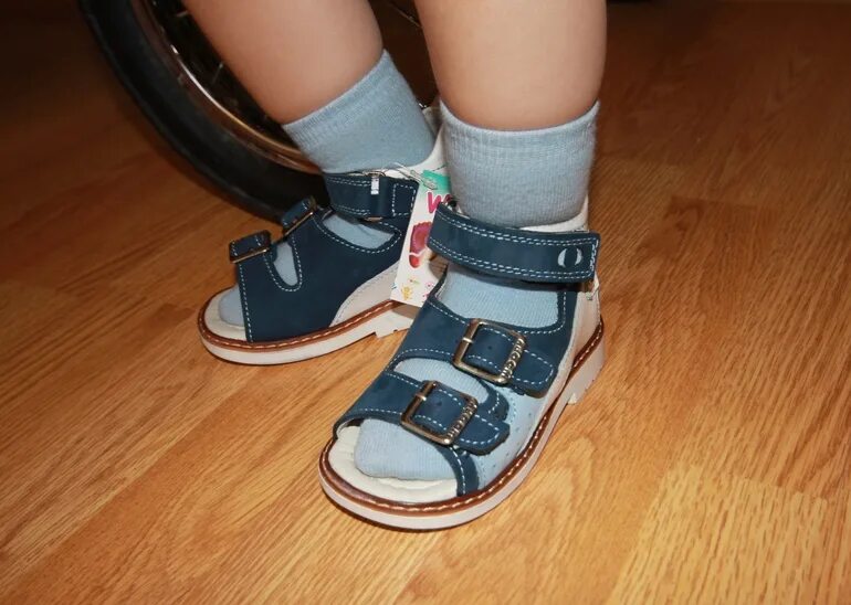Как правильно сандаль или. Ортопедические сандалики. Детские сандали на ноге. Детские ноги в сандаликах. Ортопедические сандалики для мальчика.