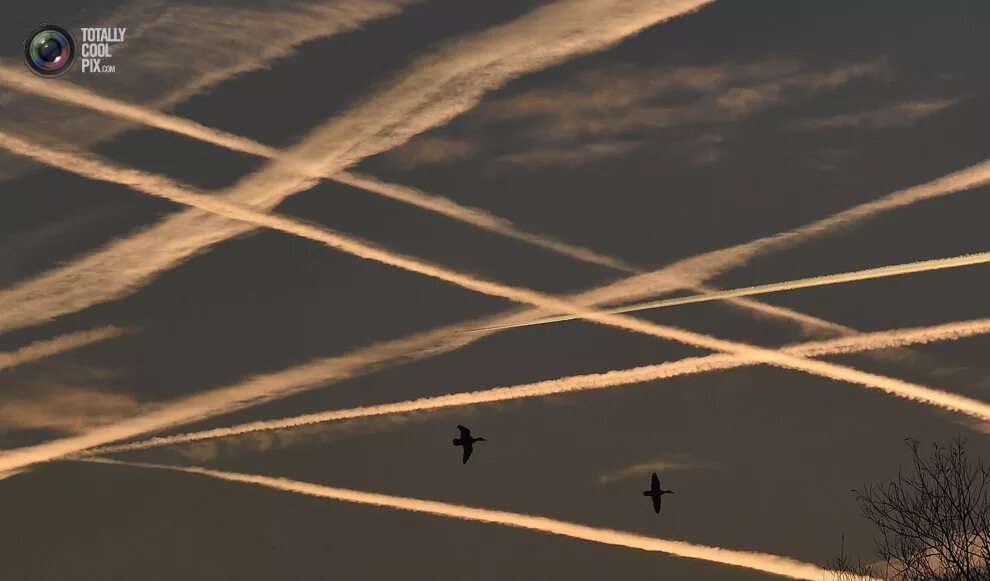 полосы на небе. инверсионные следы в небе. след от самолета. инверсионные следы в небе. инверсионные следы в небе.