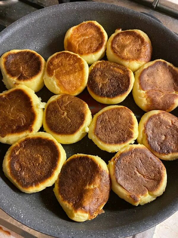 Сырники в духовке из творога с манкой пышные. Кухня наизнанку сырники на сковороде. Сырники на сковороде без манки. Кухня наизнанку сырники. Сырники с ванилином.