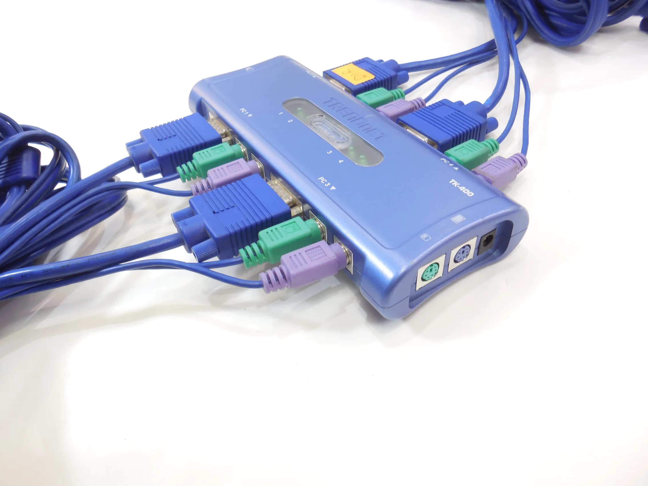 Trendnet tk. Trendnet tk-400 kvm switch. trendnet tk-400k. kvm переключатель trendnet tk-400k. trendnet tk-400 что это.