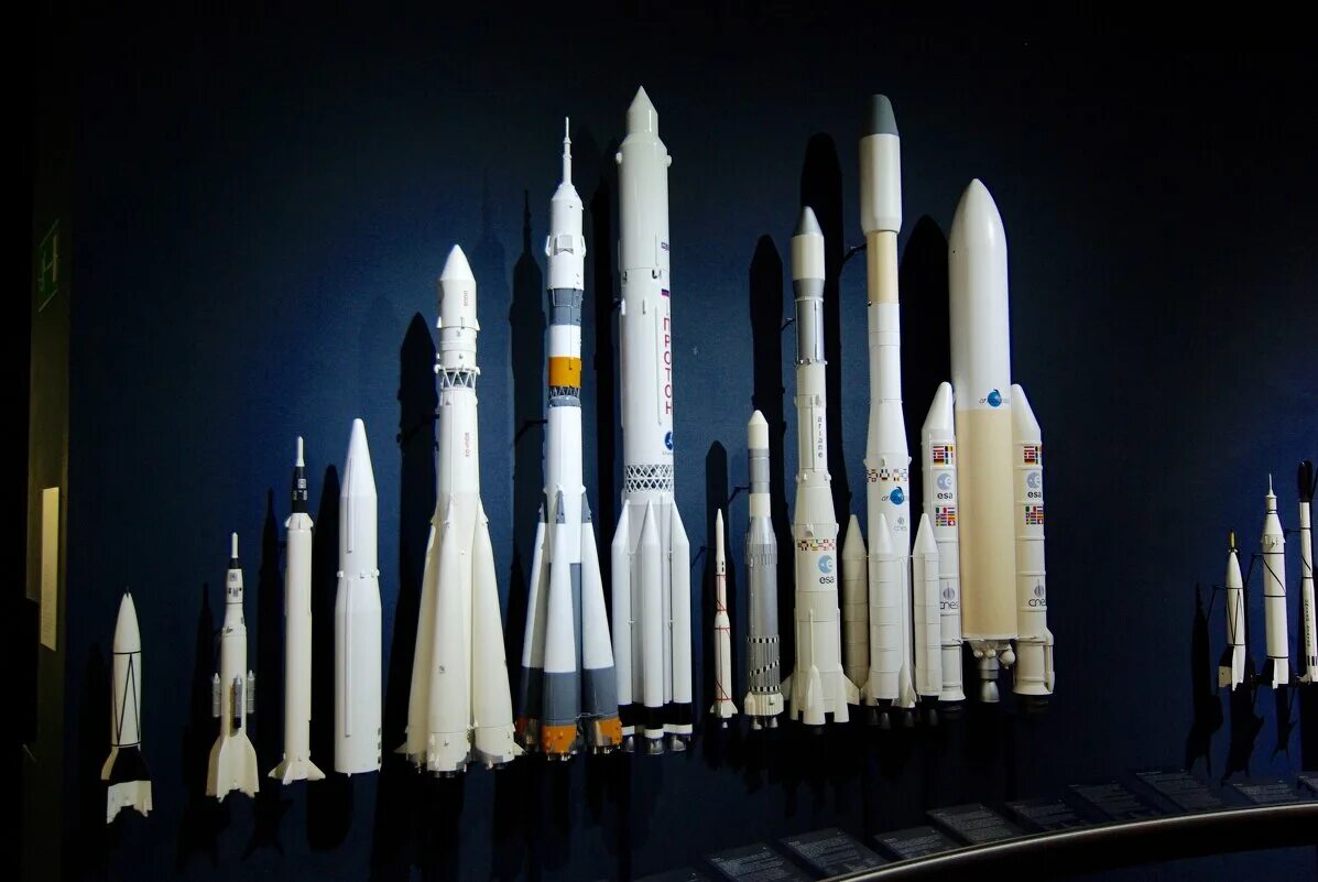 космическая ракета. ракета "мир". сравнение ракет носителей по грузоподъемности. ракета delta 4 на космодроме ванденберг. Spacex ракета фалькон.