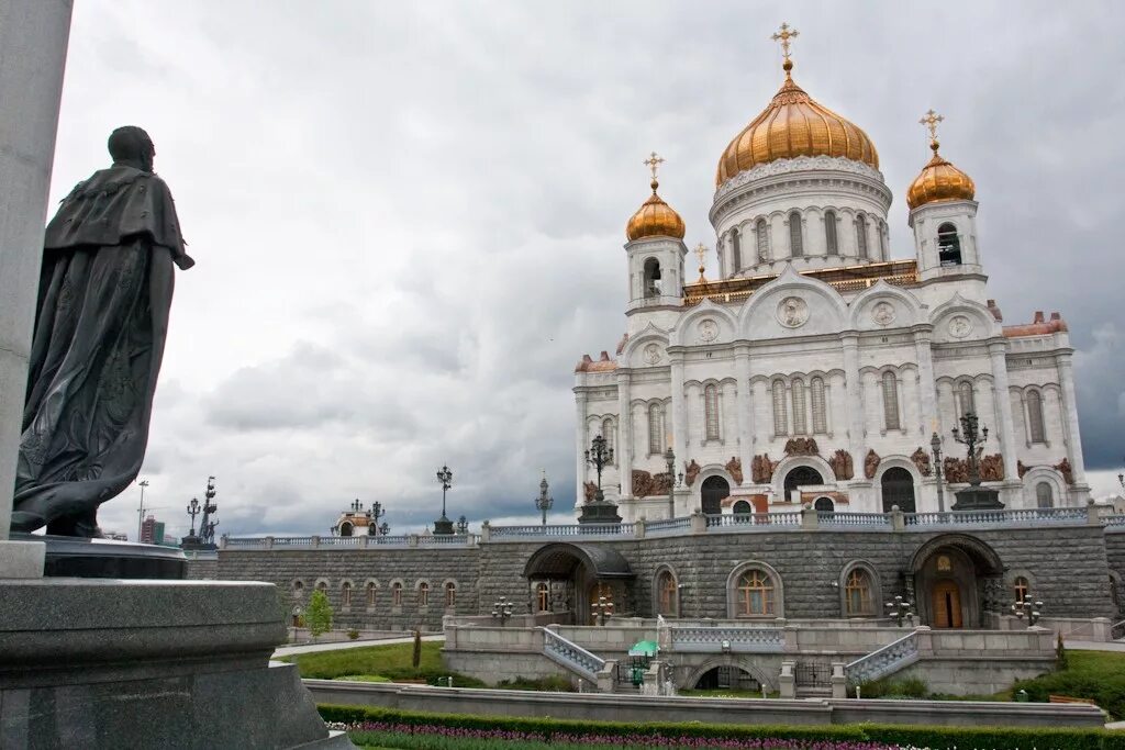 Храм христа спасителя где. Кафедральный соборный храм христа спасителя в москве. храм христа спасителя храм памятник. памятник у храма христа спасителя в москве. москва. храм христа спасителя статуи.