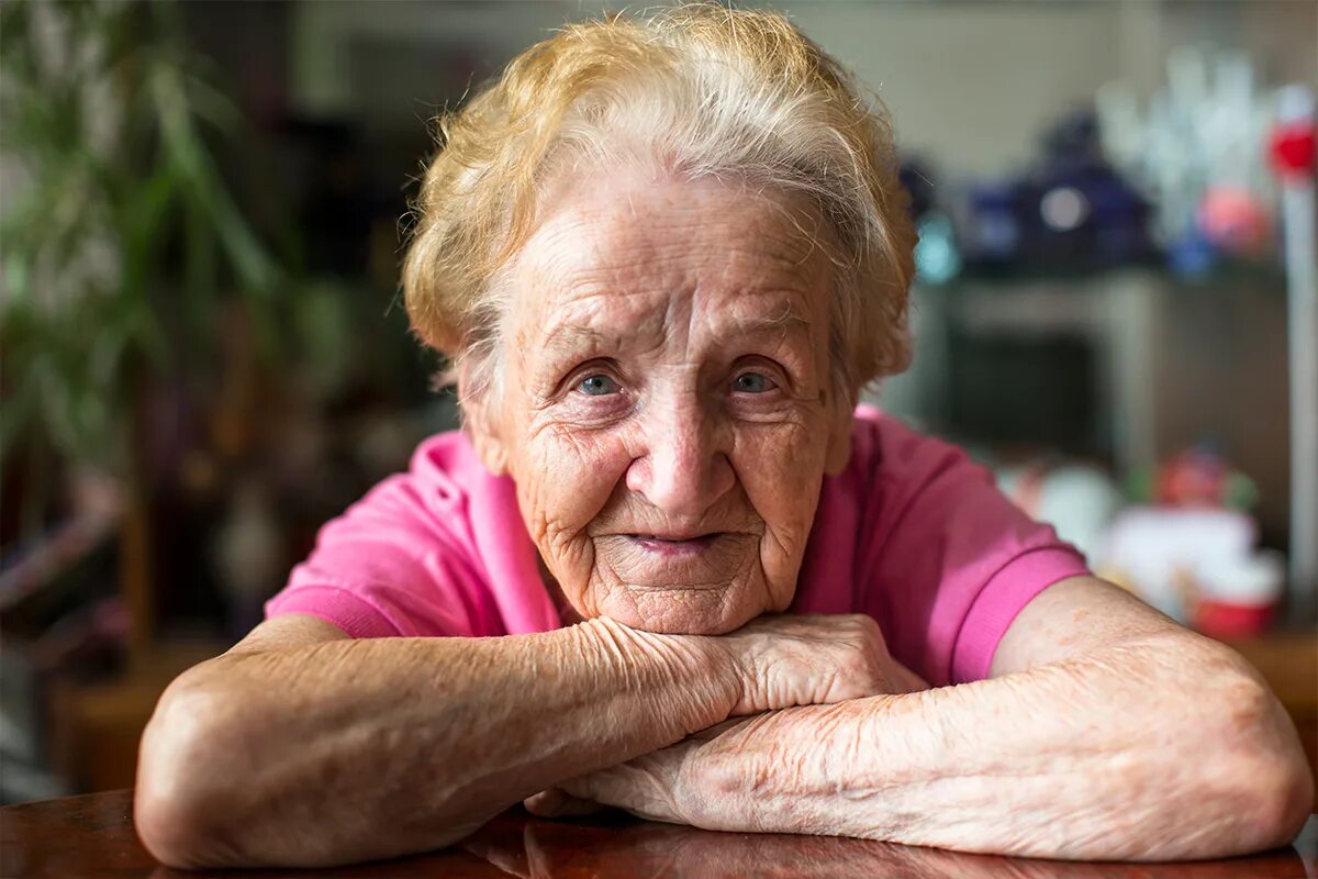 She was very old. Пожилая женщина. Старческий Возраст. Пожилой и старческий Возраст. Старик улыбается.