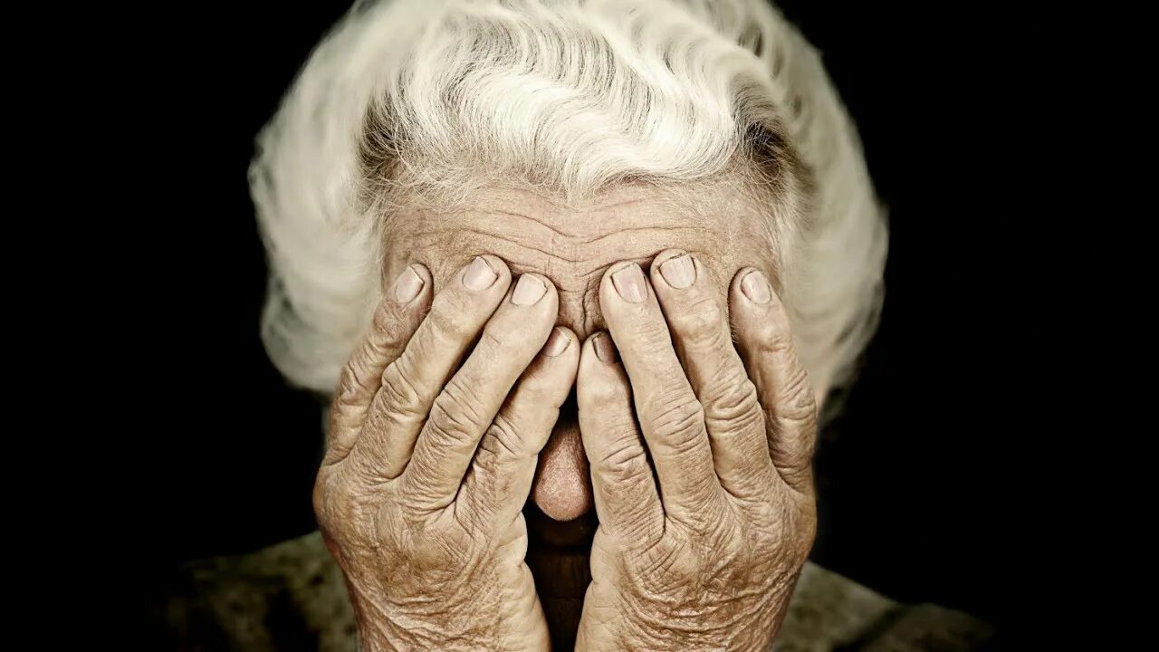 Любого возраста независимо от. Плачущая пожилая женщина. Грустная пенсионерка. Пенсионер плачет. Бабушка плачет.