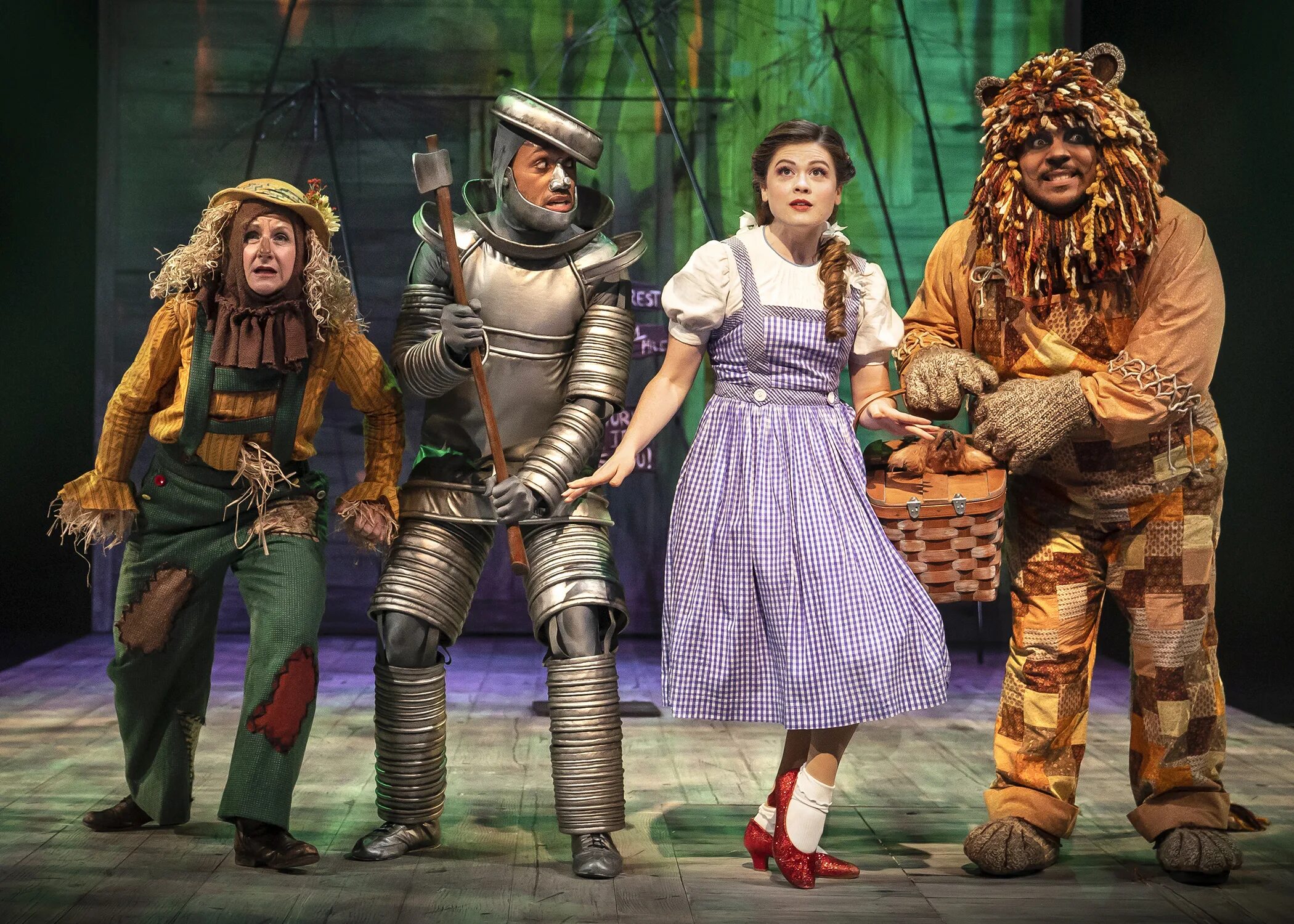 Дороти волшебник изумрудного города. Удивительный волшебник из страны оз спектакль. Волшебник страны оз спектакль. Волшебник страны оз, театр тюз. Волшебник страны оз спектакль.