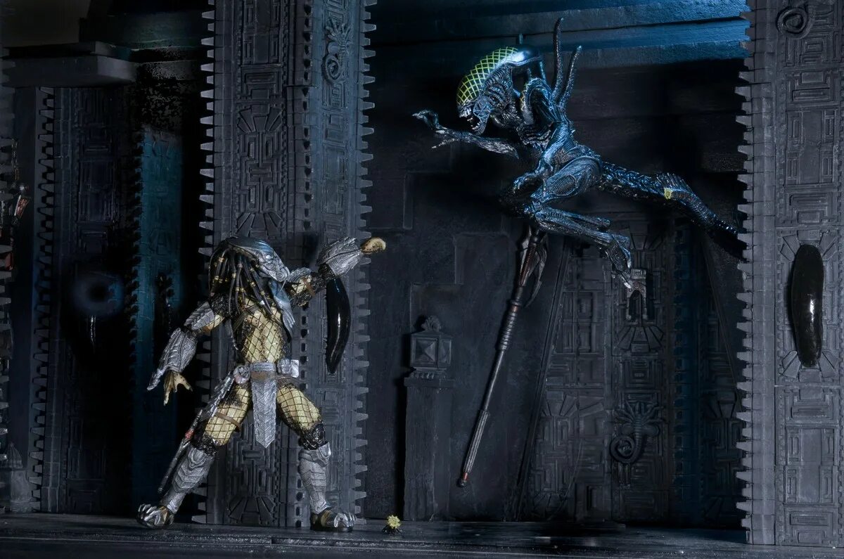 Чужой против чужого отзывы. NECA AVP Alien vs хищник. Чужой против хищника 2004 на пирамиде. Диорама Alien vs Predator. AVP Temple Pillar.