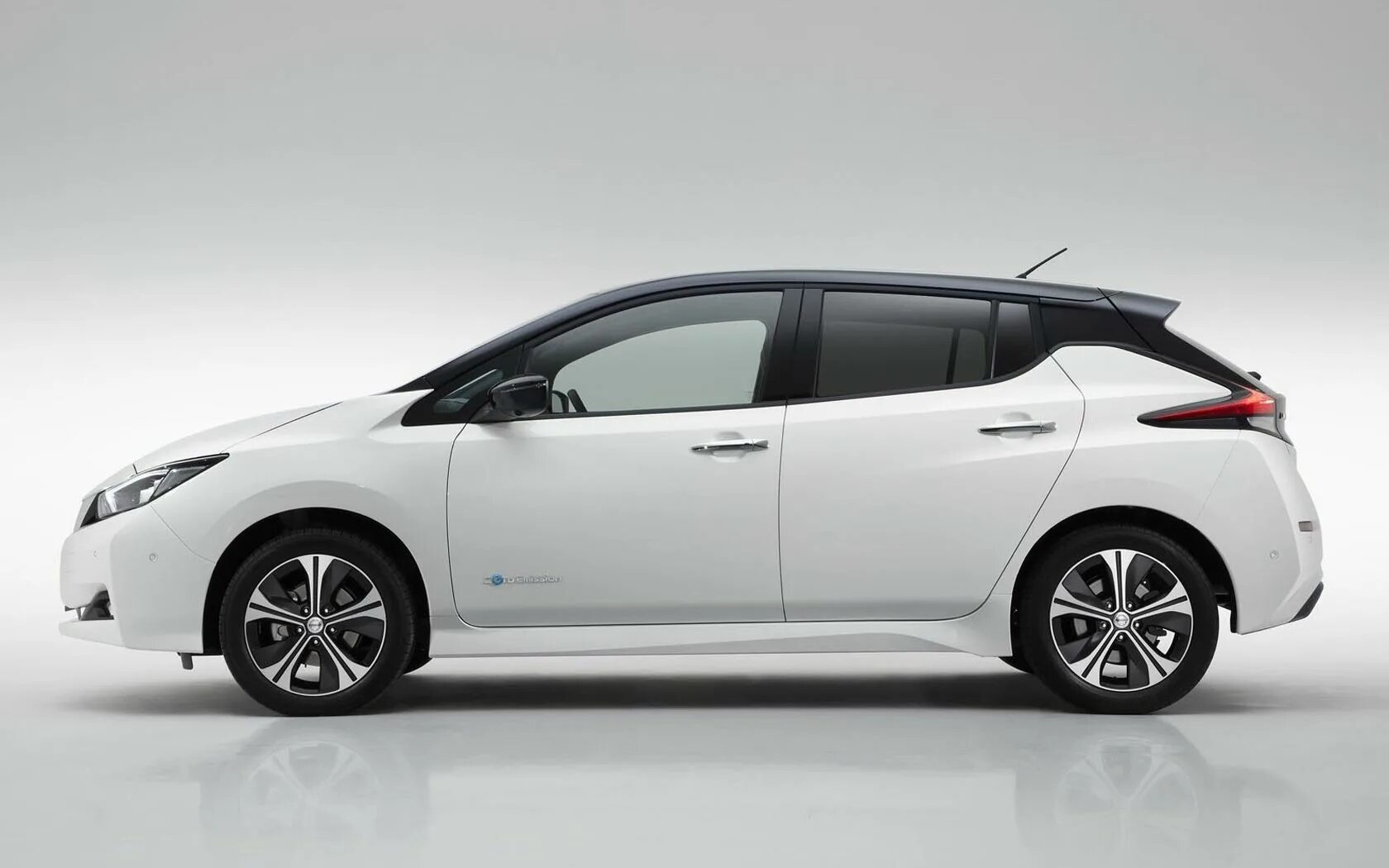 Ниссан ампера. Nissan Leaf ze1. Nissan Leaf 2021. Ниссан лиф 2021. Nissan Leaf 2018.