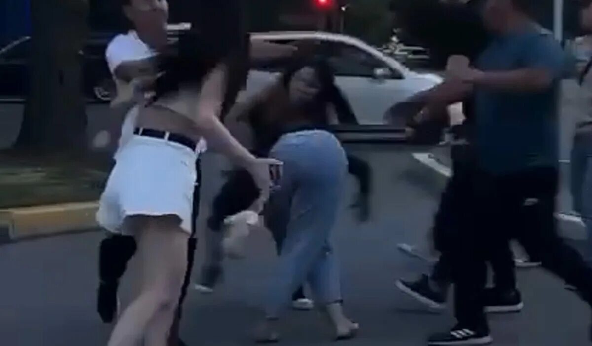 Драка девочки 10. Драка девочки 10. Драки девочек в ночном клубе. Драка девочки 10. Драка девочки 10.