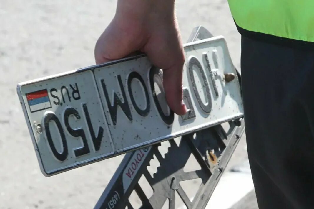 Гос номер гибдд. Дпс могут снимать номера. Номерной знако на автомобиле. Замена номеров в гаи. Российские автомобильные номера.
