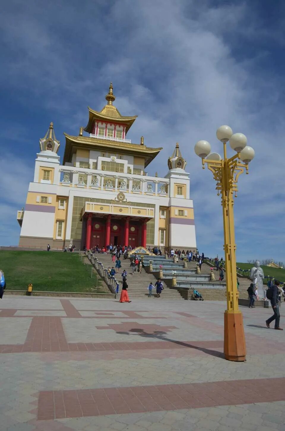 Калмыкия элиста достопримечательности. Достопримечательности города элиста республика калмыкия. Золотые ворота калмыкии алтн. Калмыкия достопримечательности калмыкии. Калмыкия элиста достопримечательности.